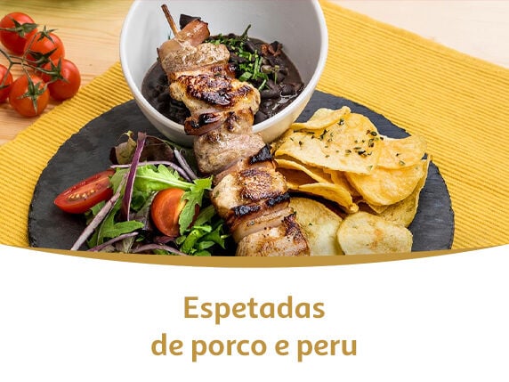 Espetadas de porco e peru