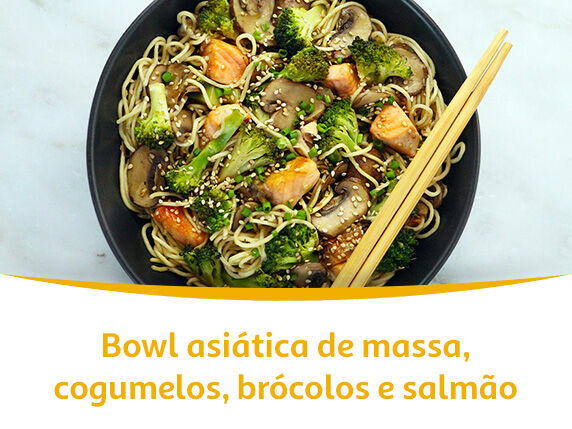Bowl asi&aacute;tica de massa, cogumelos, br&oacute;colos e salm&atilde;o