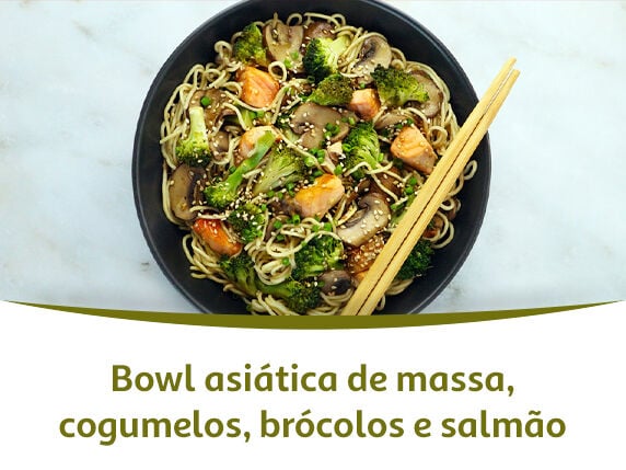 Bowl asi&aacute;tica de massa, cogumelos, br&oacute;colos e salm&atilde;o