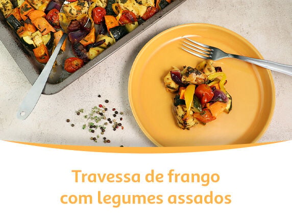 Travessa de frango com legumes assados