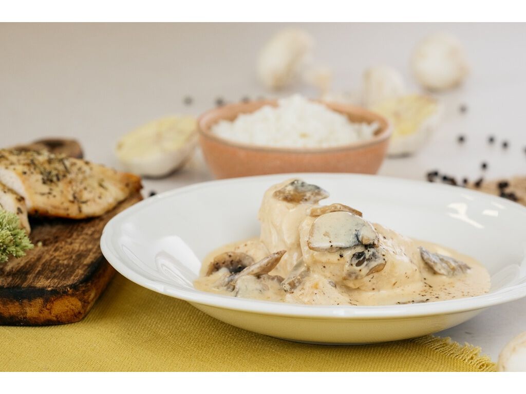 BIFINHOS DE FRANGO COM COGUMELOS E NATAS COM ARROZ SABORES AUCHAN 300 G image number 5