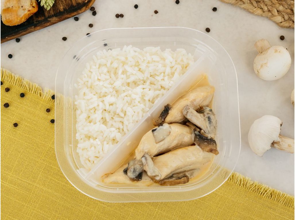 BIFINHOS DE FRANGO COM COGUMELOS E NATAS COM ARROZ SABORES AUCHAN 300 G image number 2