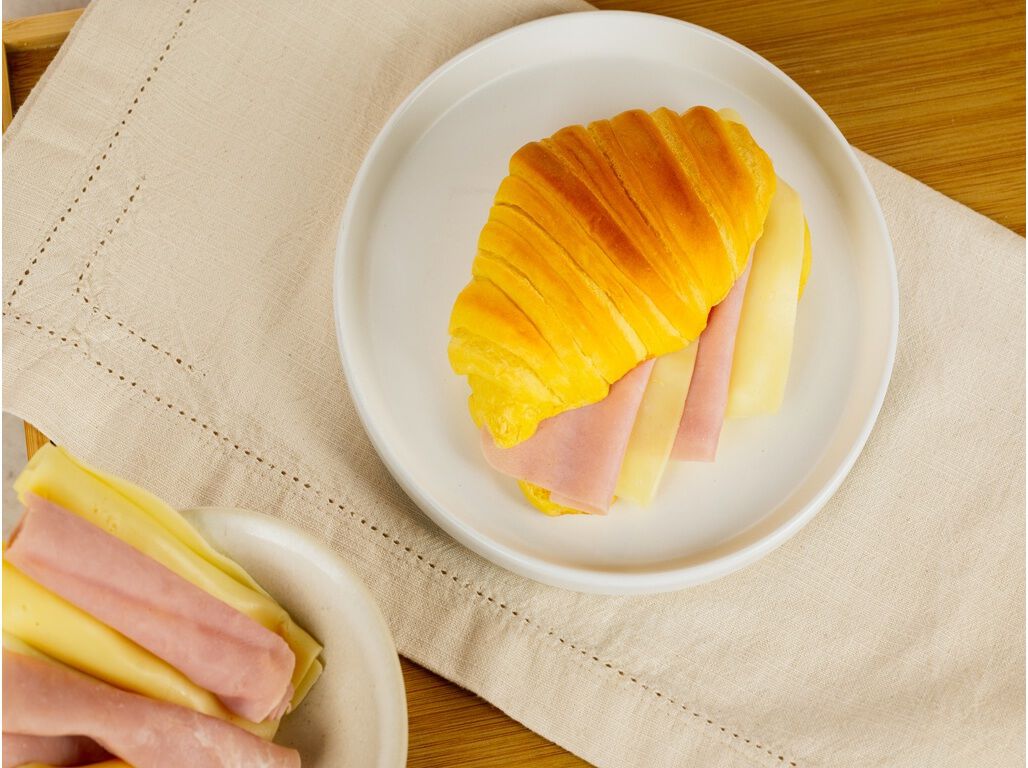 CROISSANT DE QUEIJO E FIAMBRE SABORES AUCHAN UN image number 1