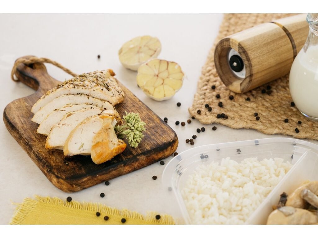 BIFINHOS DE FRANGO COM COGUMELOS E NATAS COM ARROZ SABORES AUCHAN 300 G image number 6