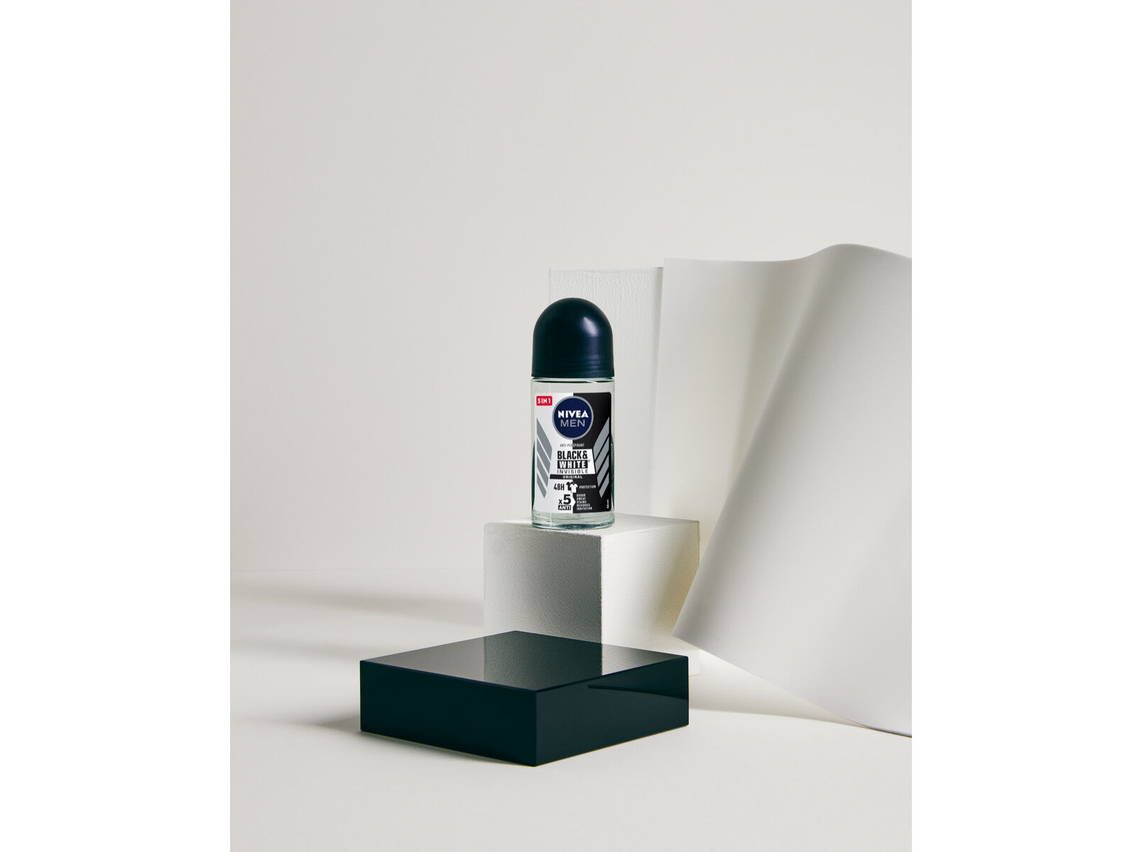Desodorizante Roll-on Invisible for Black & White Original NIVEA MEN 50 ml image number 2