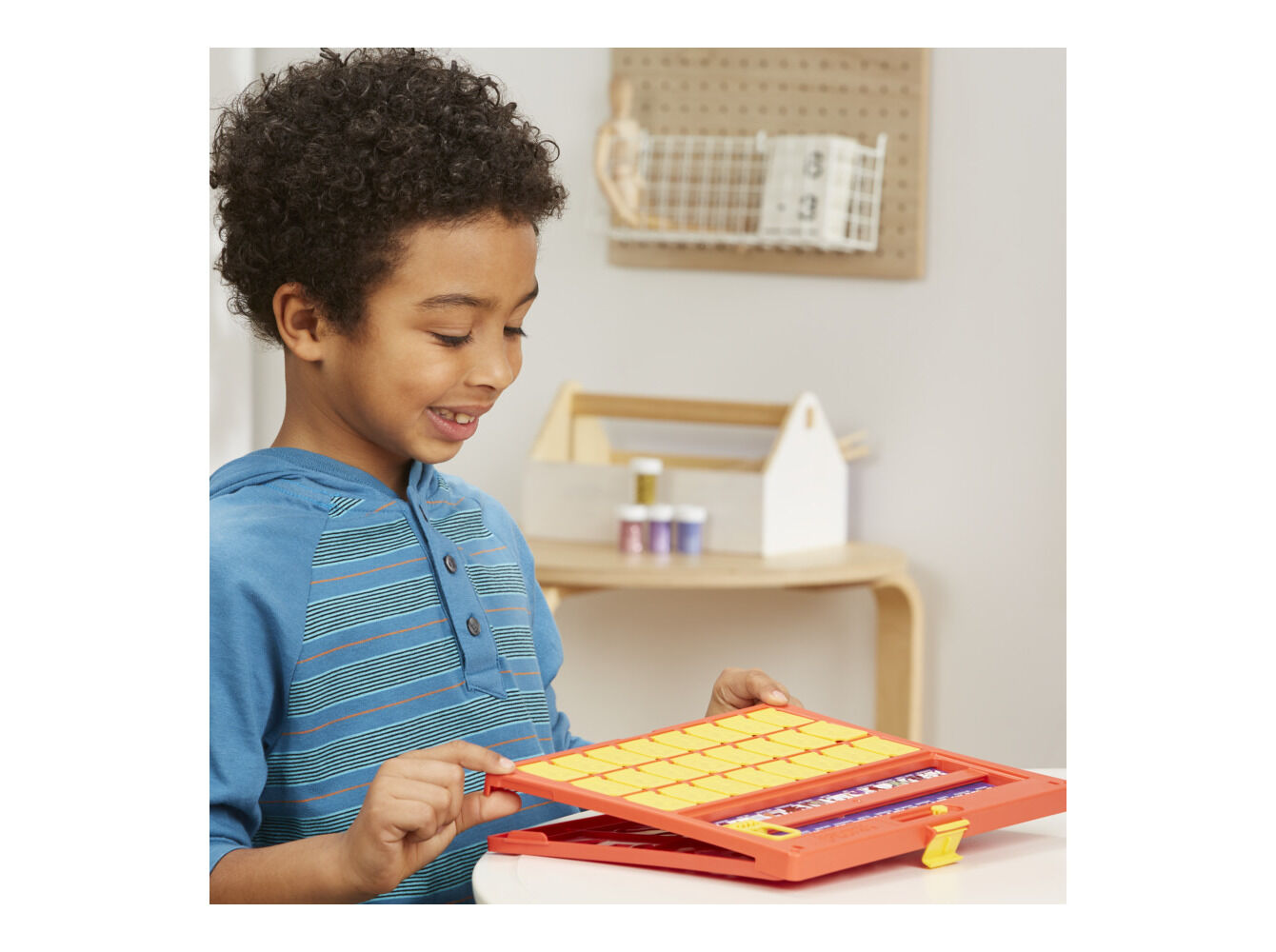 JOGO QUEM &Eacute; QUEM HASBRO image number 6