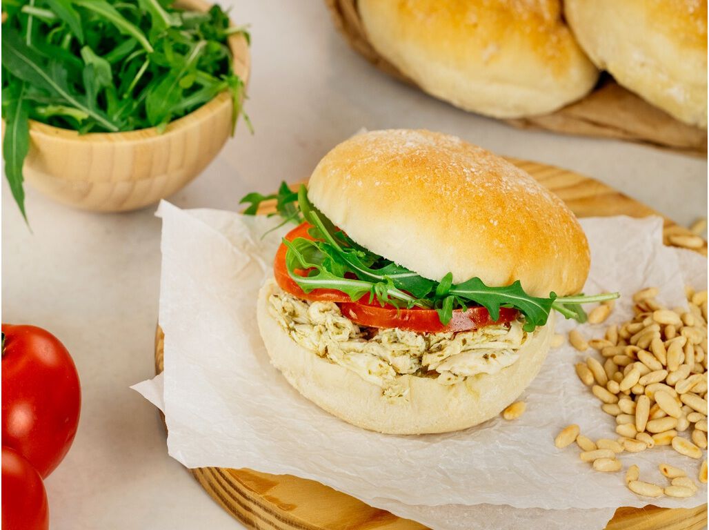 SANDES DE FRANGO COM PESTO DE MANJERIC&Atilde;O SABORES AUCHAN UN