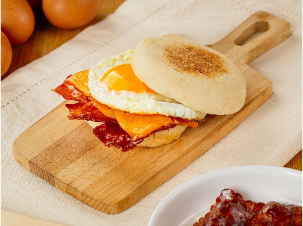 MUFFIN COM OVO ESTRELADO E BACON SABORES AUCHAN UN image number 2