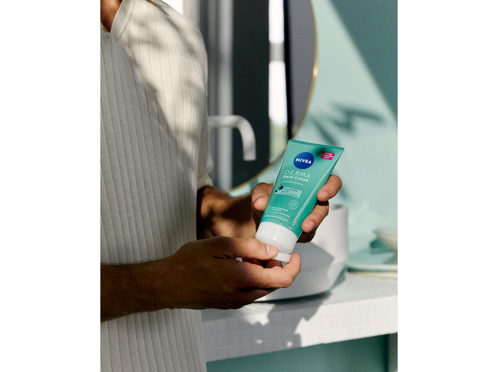 EXFOLIANTE NIVEA DERMA SKIN CLEAR 150 ML image number 2
