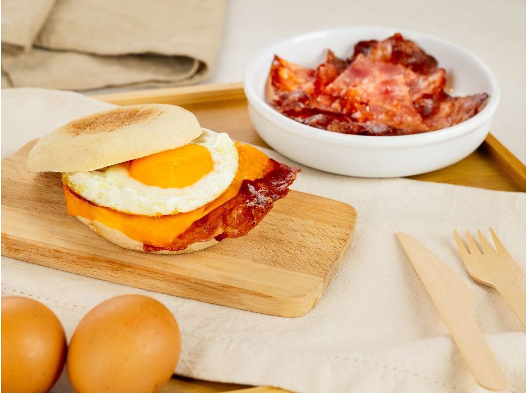 MUFFIN COM OVO ESTRELADO E BACON SABORES AUCHAN UN image number 3