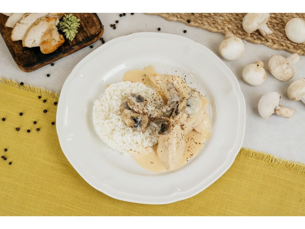 BIFINHOS DE FRANGO COM COGUMELOS E NATAS COM ARROZ SABORES AUCHAN 300 G image number 4