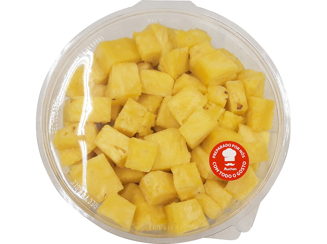 Abacaxi cortado em pedaços familiar